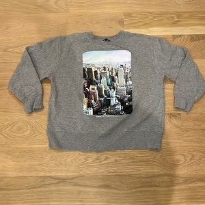 Women’s Zara New York Graphics Sweatshirt.